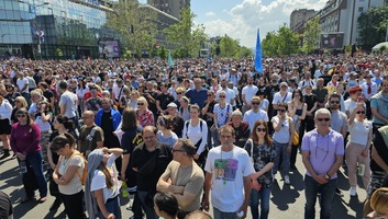 Tüntetés Újvidéken a fél évvel ezelötti vasútállomási tragédia emlékére - illusztráció